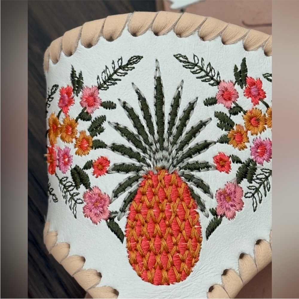 New! JACK ROGERS LIMITED EDITION
PINEAPPLE FLORAL THONG SANDALS - Picture 7 of 16